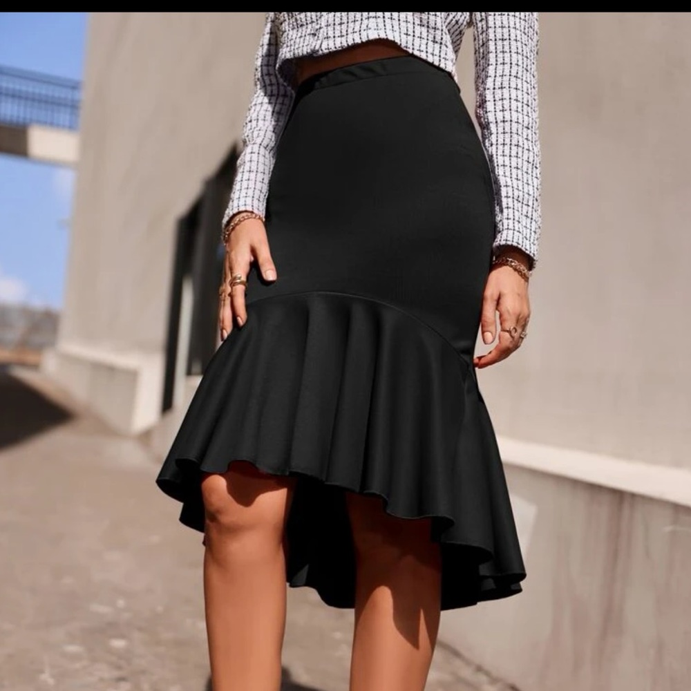 Solid black mermaid hem skirt NWOT